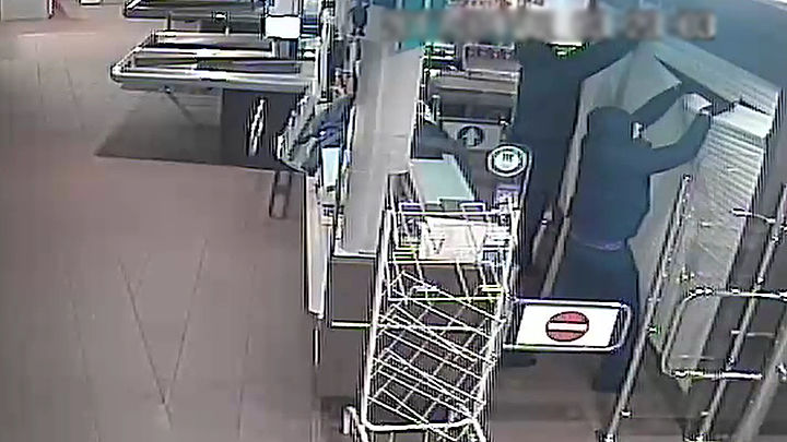Snelkraak bij de Albert Heijn aan de Lijnbaan Opsporing Snelkraak bij de Albert Heijn aan de Lijnbaan Opsporing
